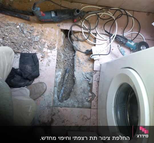 כלי עבודה וצינורות באתר עבודת אינסטלציה
